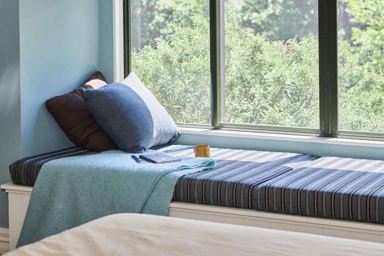 Parehua Resort Martinborough Luaran gambar A window seat