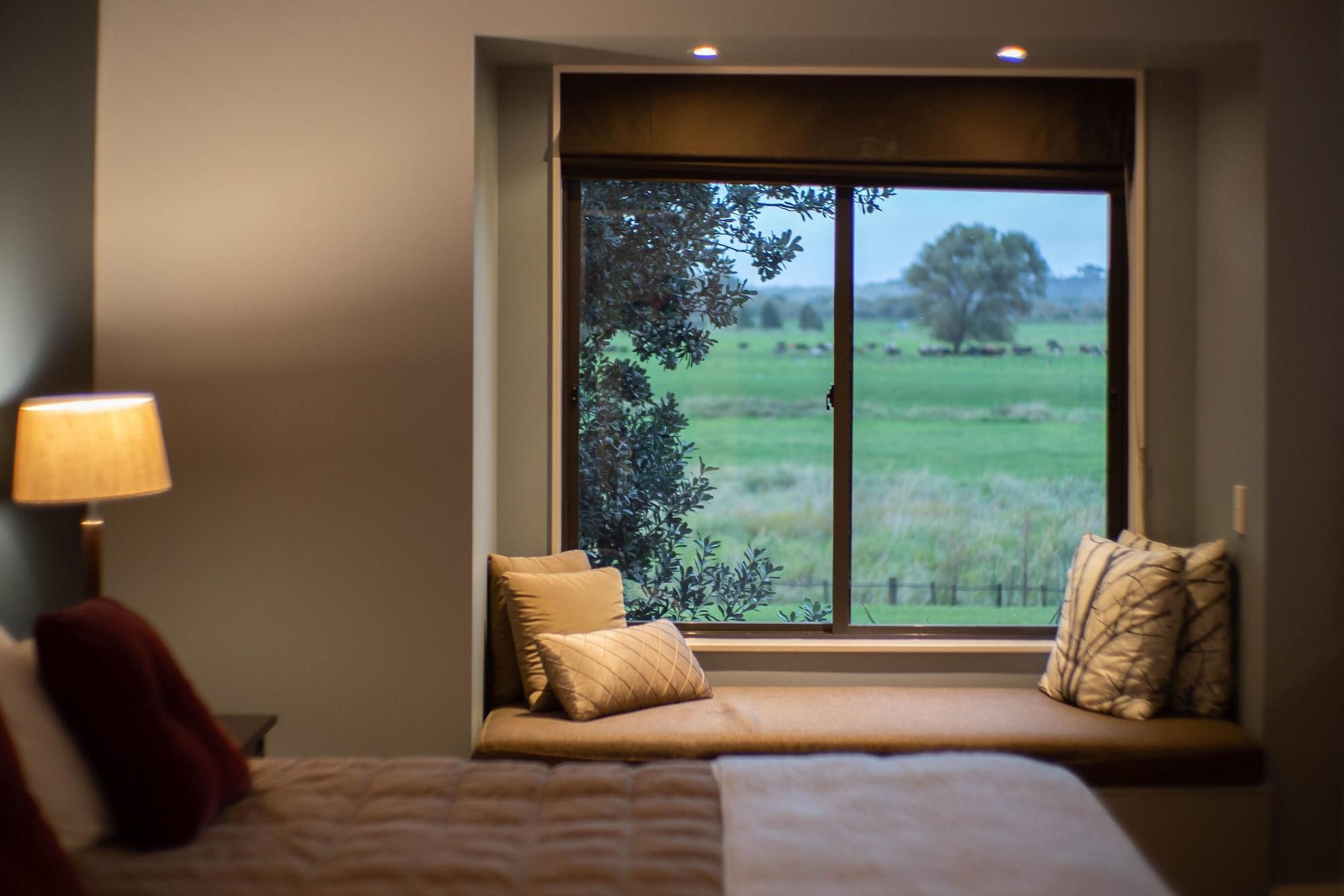 Parehua Resort Martinborough Luaran gambar A window seat