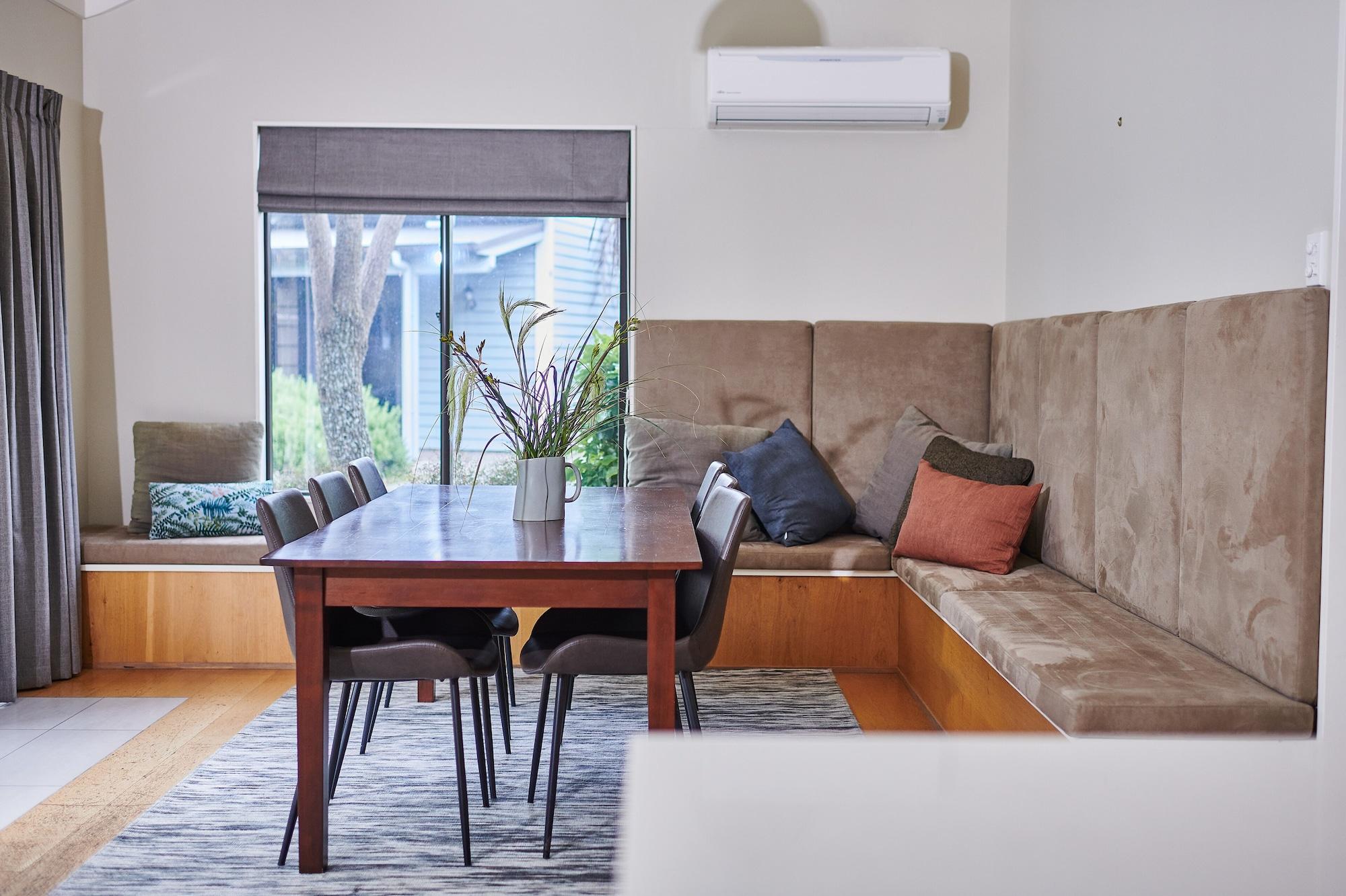 Parehua Resort Martinborough Luaran gambar A dining room with a built-in bench seat