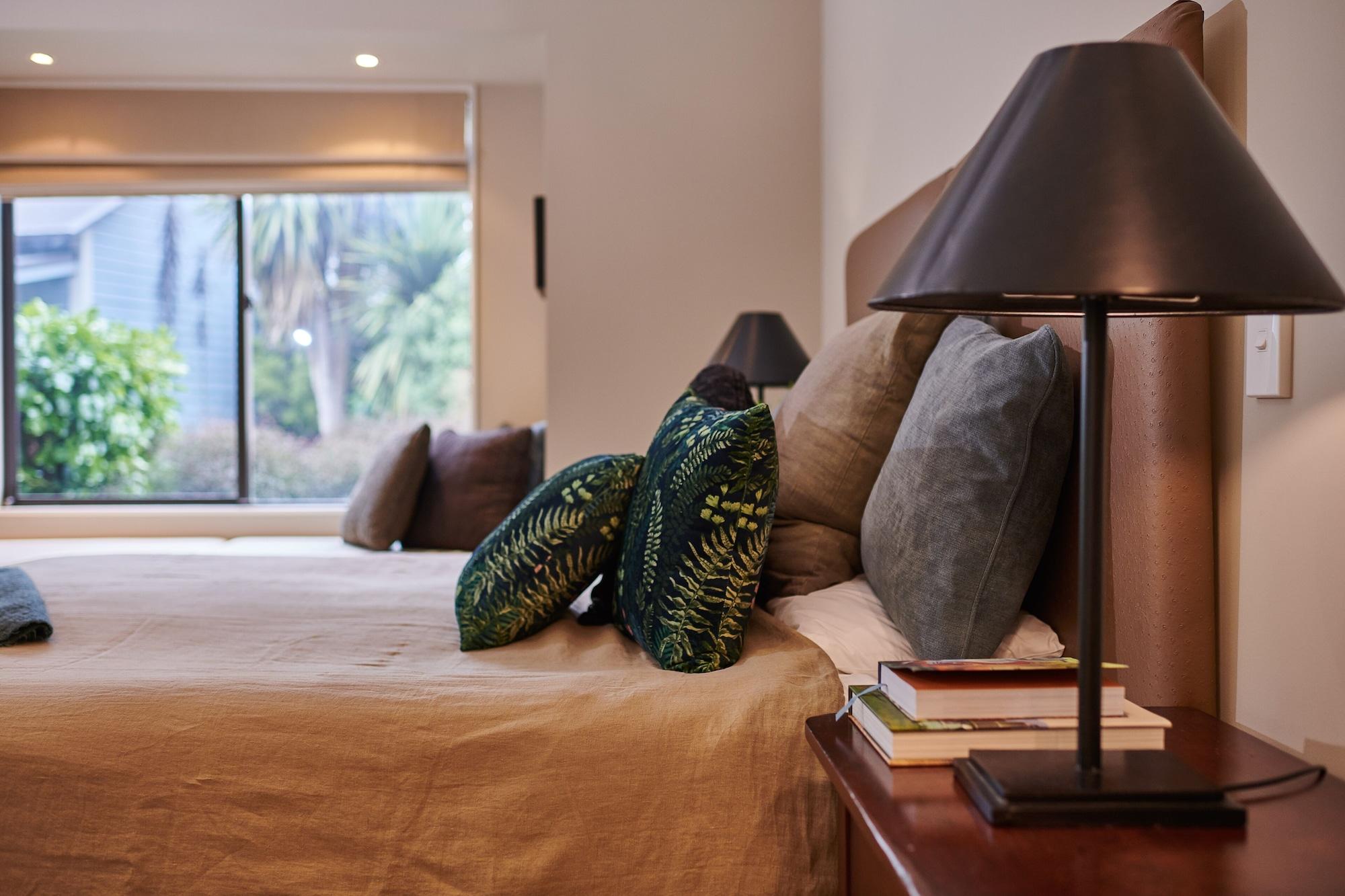 Parehua Resort Martinborough Luaran gambar A table lamp