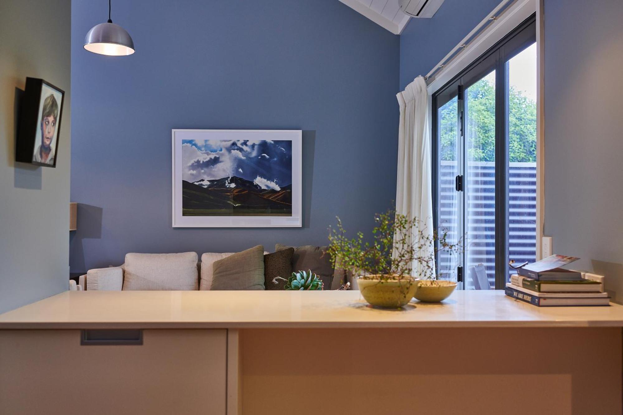 Parehua Resort Martinborough Bilik gambar A living room with a blue wall